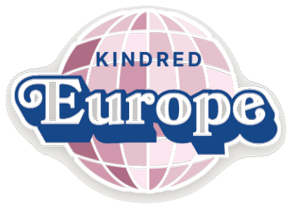 Autocolante de estilo retro da Kindred Europe com um globo vetorial cor-de-rosa.
