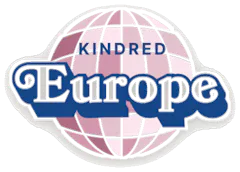 Autocolante de estilo retro da Kindred Europe com um globo vetorial cor-de-rosa.