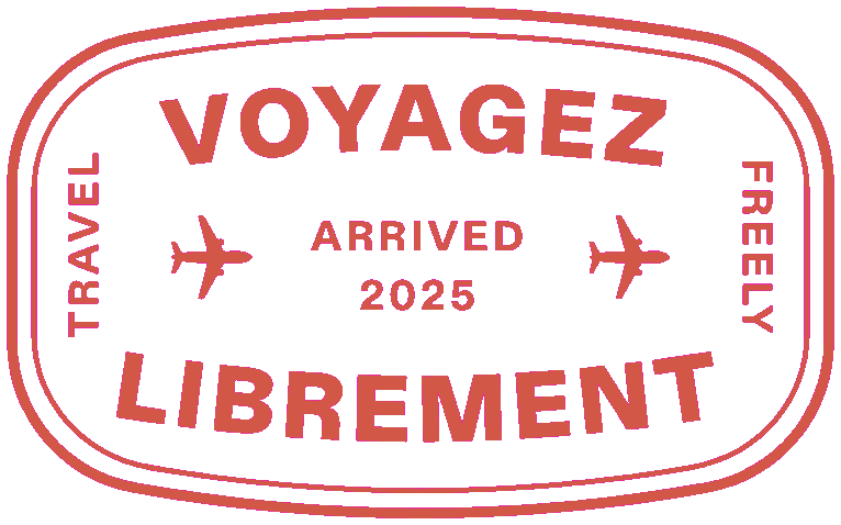 Autocolante com um carimbo de Passaporte onde se lê "Viaja livremente, viaja sem restrições, chegou em 2025".