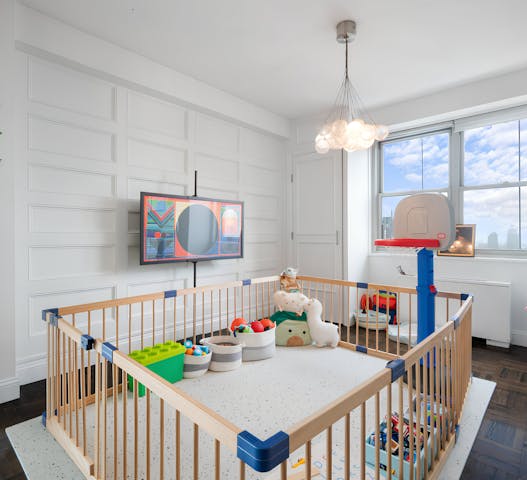 Kindred’s family-friendly home swaps offer safe play areas for toddlers, like this modern playroom with a gated playpen, toys, a basketball hoop, and a TV. Ideal for families traveling with little ones, Kindred ensures comfort, security, and engaging environments for young children.