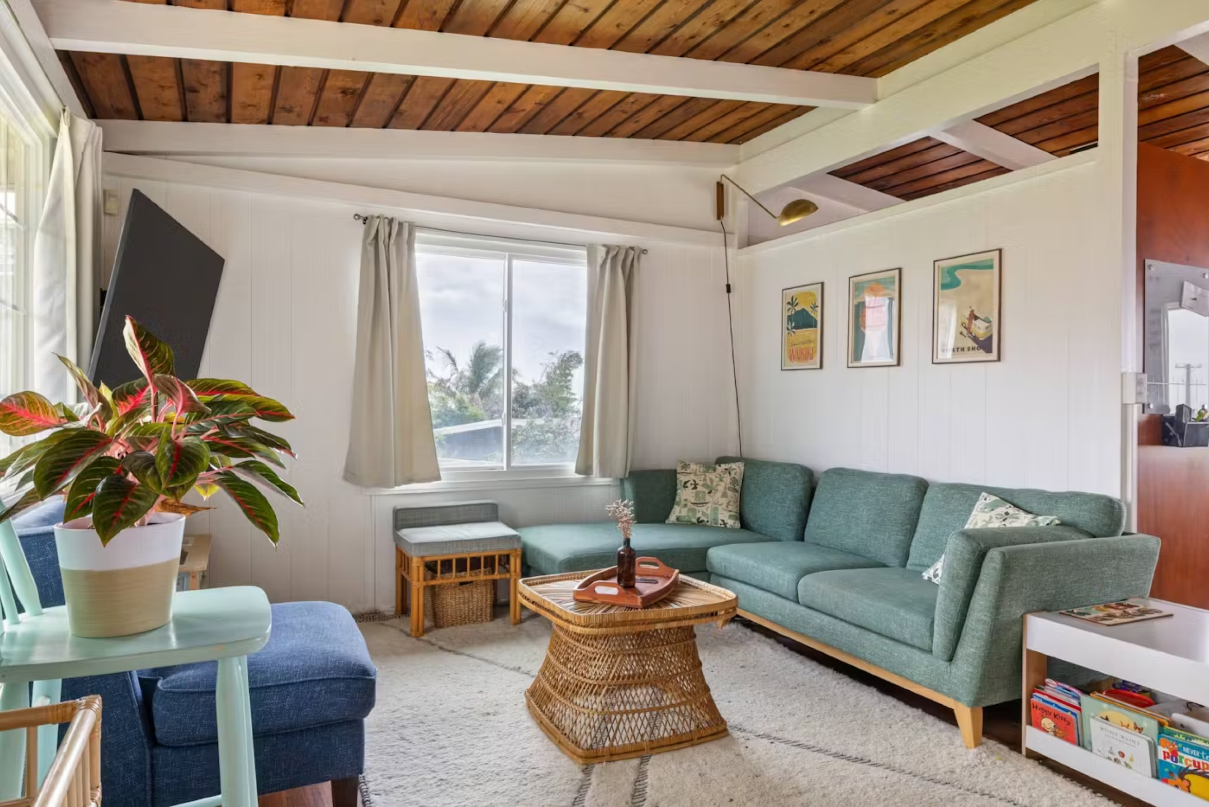 Elevated, naturalistic home on the edge of town near the airport